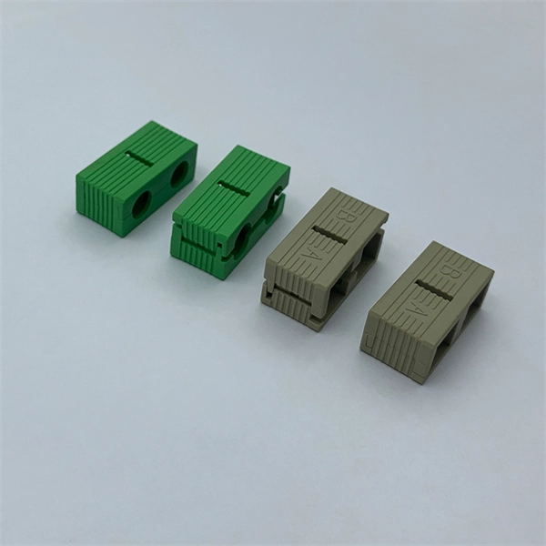 Waterproof mounting plate for distribution box